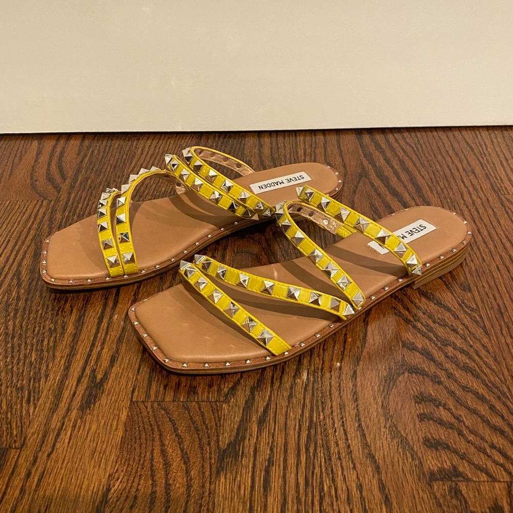 Women’s Steve Madden yellow studded sandals like new size 8.5